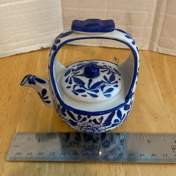 Bombay vintage small decorative covered tea pot. Blue and white. About 4 in tall - Picture 4 of 6